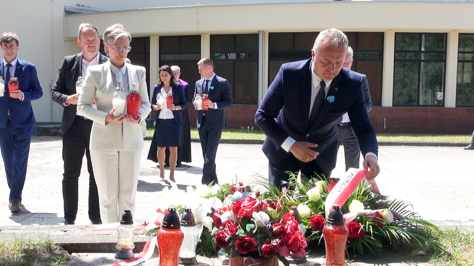 Wojewoda Michał Bogdanowicz składa winiec pod krzyżem upamiętniającym rzeź wołyńską w 80. rocznicę wydarzenia (jw)