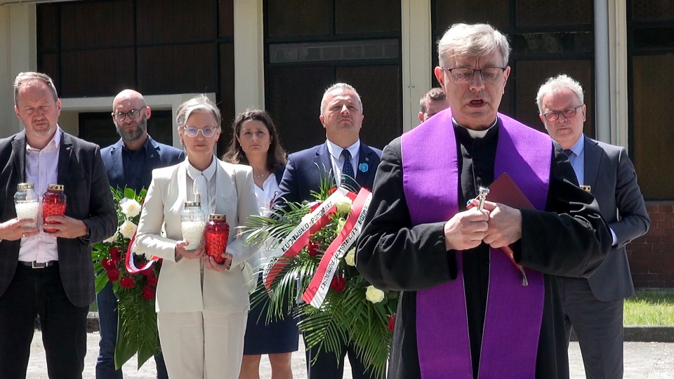 Wojewoda Michał Bogdanowicz składa winiec pod krzyżem upamiętniającym rzeź wołyńską w 80. rocznicę wydarzenia (jw)