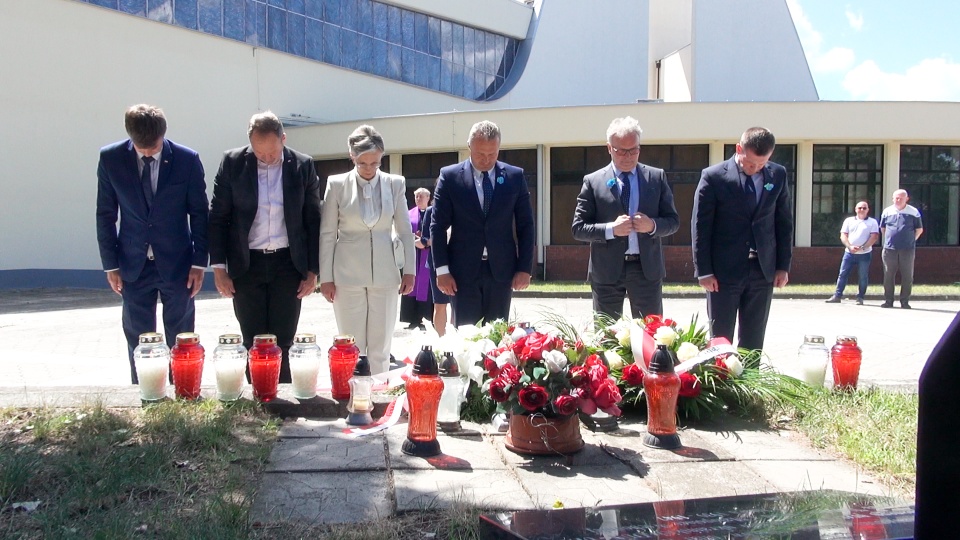 Wojewoda Michał Bogdanowicz składa winiec pod krzyżem upamiętniającym rzeź wołyńską w 80. rocznicę wydarzenia (jw)