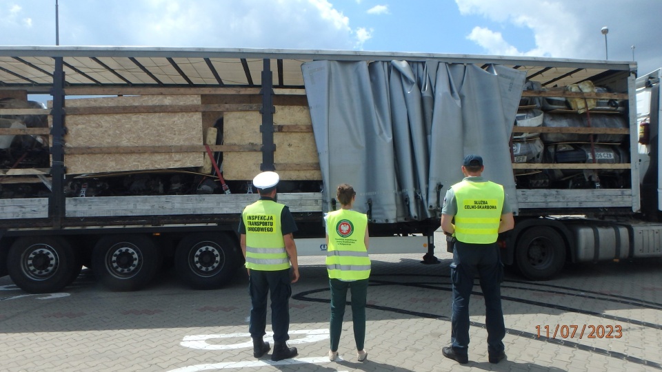 WIOŚ zatrzymał transport odpadów do Kirgistanu. Na pace m.in. stare, cieknące silniki/fot. WIOŚ