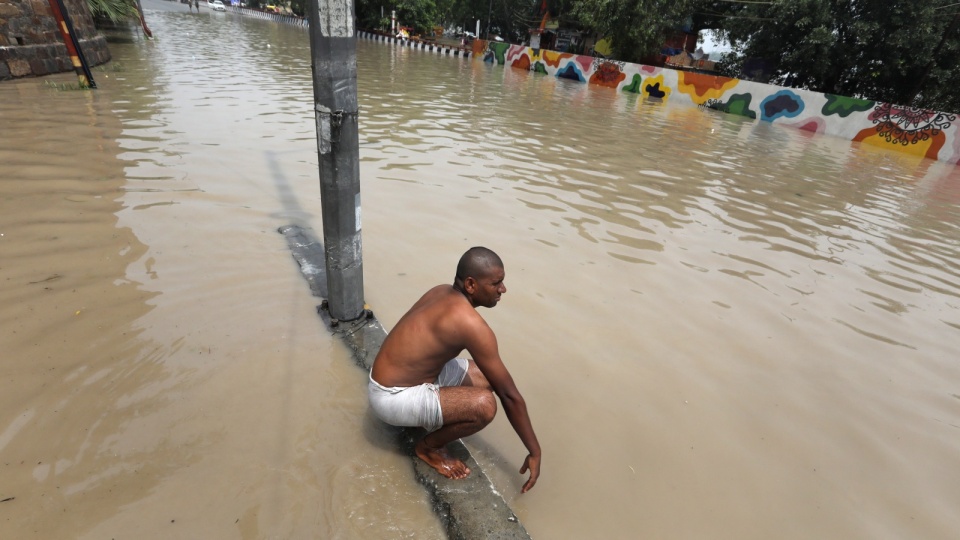 Powódź w stolicy Indii, Delhi/fot. Rajat Gupta, PAP/EPA