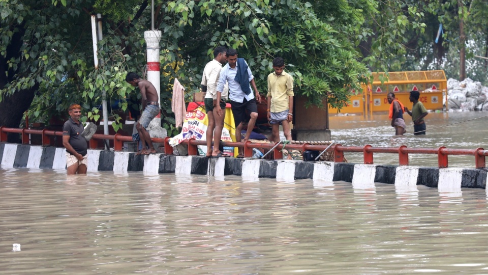 Powódź w stolicy Indii, Delhi/fot. Rajat Gupta, PAP/EPA