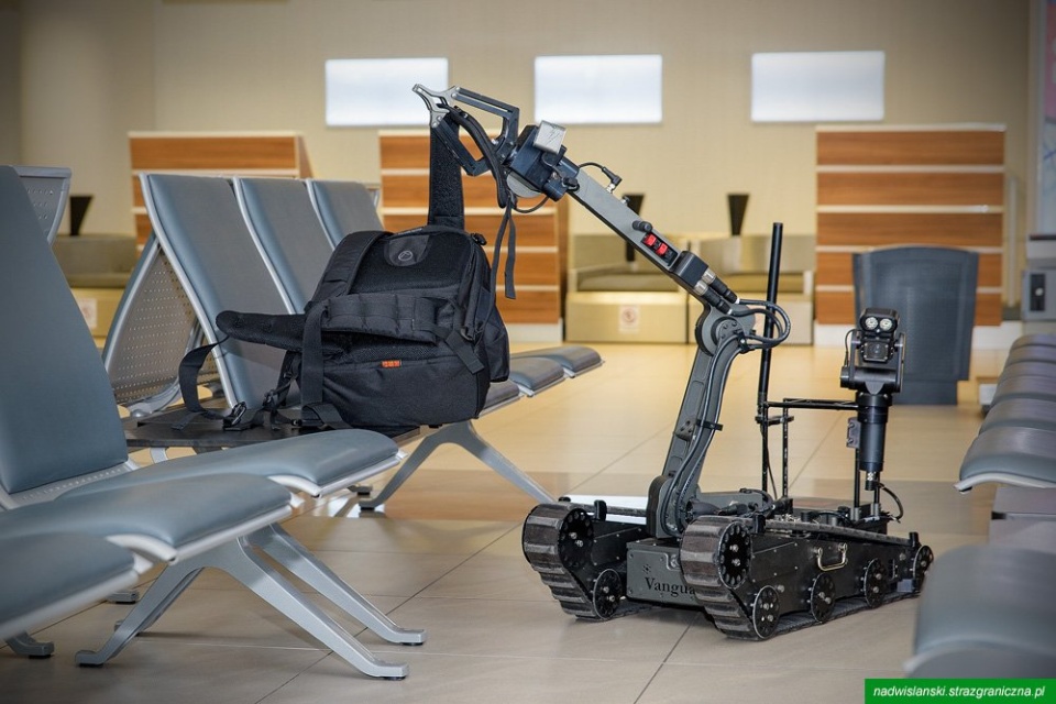 Robot pirotechniczny podnosi plecak/fot. Nadwiślański Oddział Straży Granicznej