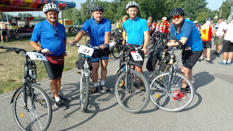 Na starcie nie zabrakło amatorów, ale też doświadczonych kolarzy, którzy chcą wziąć udział w Sztafecie Jakubowej/fot: Michał Zaręba