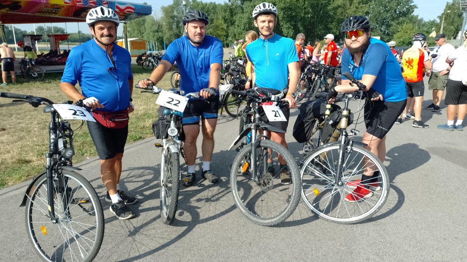 Na starcie nie zabrakło amatorów, ale też doświadczonych kolarzy, którzy chcą wziąć udział w Sztafecie Jakubowej/fot: Michał Zaręba