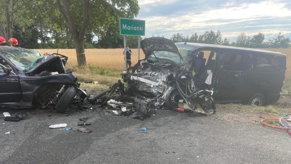 Jedna osoba zginęła a dwie zostały ranne w wypadku do jakiego doszło w niedzielę (16 lipca) na drodze wojewódzkiej w miejscowości Marianki w powiecie lipnowskim. Do zdarzenia doszło ok. godziny 17. Według wstępnych ustaleń służb, które pojawiły się na miejscu, samochód osobowy zderzył się z samochodem dostawczym/fot. OSP Jasień/Facebook