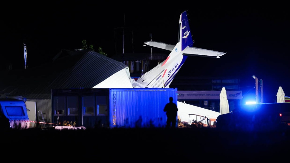 Pięć osób nie żyje, a siedem zostało rannych po uderzeniu samolotu typu Cessna w hangar. Do wypadku doszło w Chrcynnie/fot. PAP/Leszek Szymański