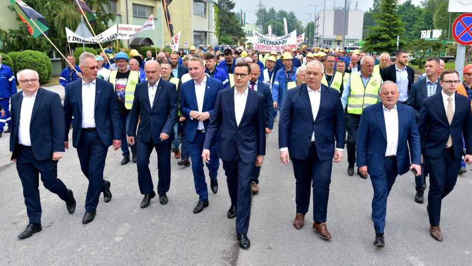 Premier Mateusz Morawiecki i wicepremier i minister aktywów państwowych Jacek Sasin podczas wizyty w Kopalni Węgla Brunatnego Turów w Bogatyni/fot. PAP/Sebastian Borowski