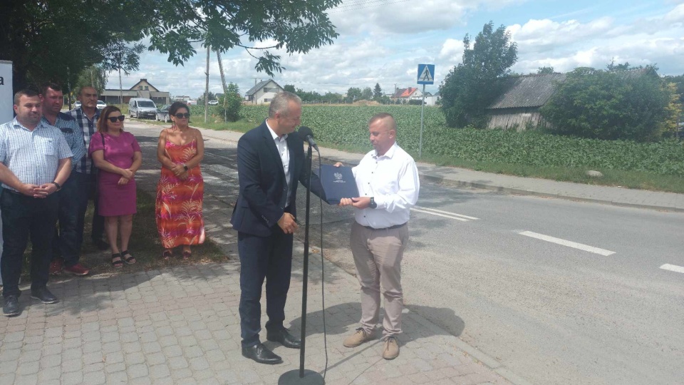 Przekazanie umowy na dofinansowanie przebudowy ul. Szkolnej w Szczepanowie/fot. Marcin Glapiak