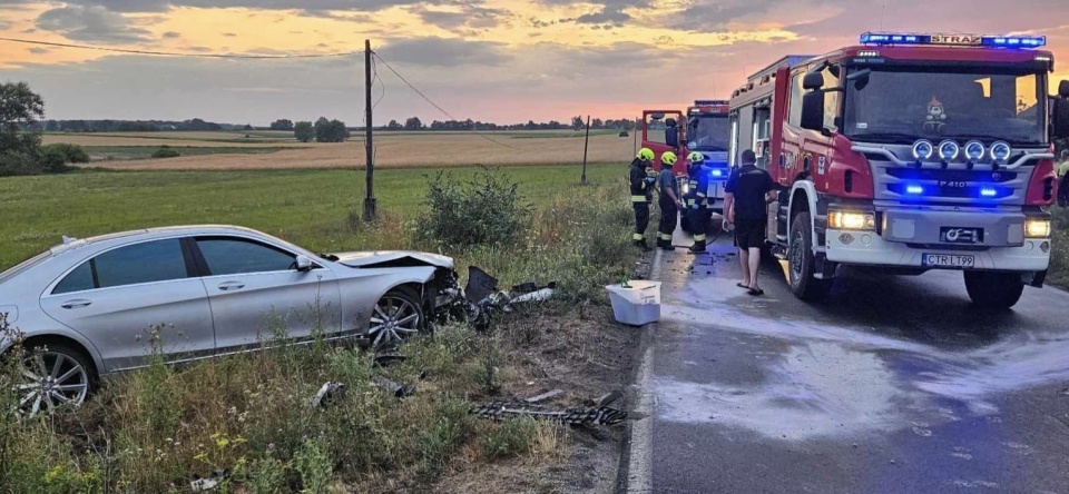 Wstępny test wykazał, że kierujący mercedesem, mógł być pod wpływem narkotyków/fot. OSP KSRG Kawęczyn, Facebook