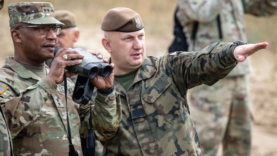 Zastępca Dowódcy Gwardii Narodowej Stanu Illinois gen. Rodney Boyd oraz dowódca Wojsk Obrony Terytorialnej gen. bryg. Maciej Klisz pokazu działania polskich terytorialsów na terenie poligonu w Toruniu. Ćwiczenia odbyły się po podpisaniu porozumienia pomiędzy Centrum Szkolenia Wojsk Obrony Terytorialnej a odpowiednikiem CSWOT w USA – 129 Regional Training Institute ze Springfield/fot. Tytus Żmijewski/PAP