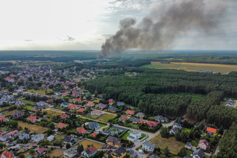 z pożarem walczy 44 zastępów straży pożarnej i cały czas dojeżdżają kolejne/fot. Lech Muszyński, PAP
