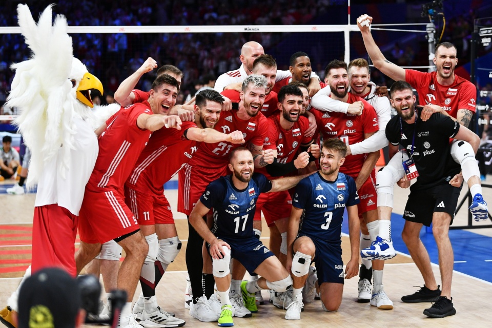 Siatkarze reprezentacji Polski cieszą się ze zwycięstwa po meczu półfinałowym turnieju finałowego Ligi Narodów siatkarzy z Japonią/fot. Adam Wrażawa, PAP