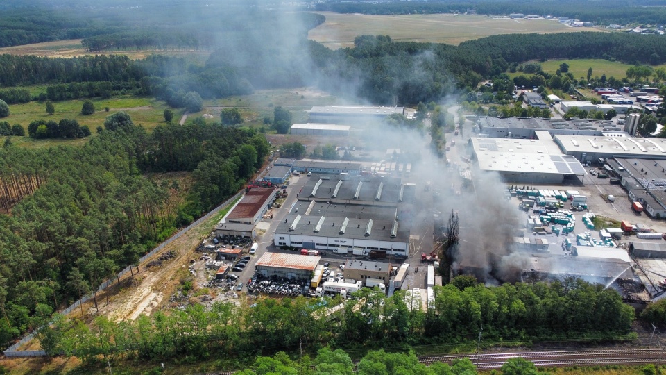 Akcja dogaszania pożaru hali w zielonogórskim Przylepie, w której składowane były substancje niebezpieczne/fot: PAP/Lech Muszyński