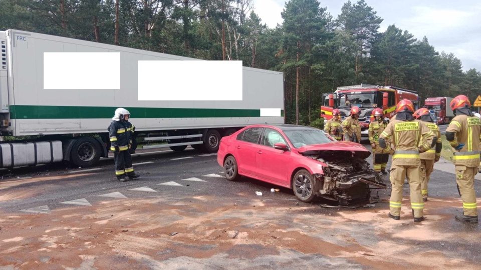 Na miejscu trwają działania strażaków i policjantów/fot. Heron15 Pomoc Drogowa Bydgoszcz 24h Andruszczenko Krystian 501337500