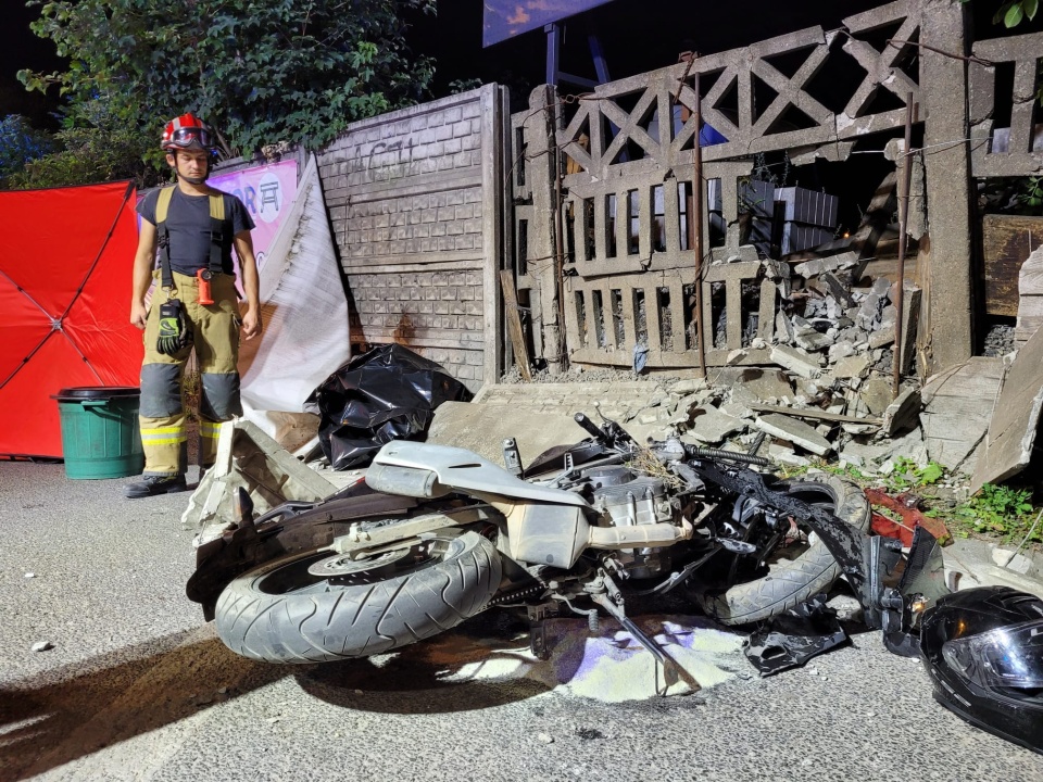 Według wstępnych ustaleń policji motocyklista nie dostosował prędkości do warunków panujących na drodze, w wyniku czego jednoślad wypadł z drogi i uderzył w betonowe ogrodzenie posesji/fot. KM PSP Toruń, Facebook