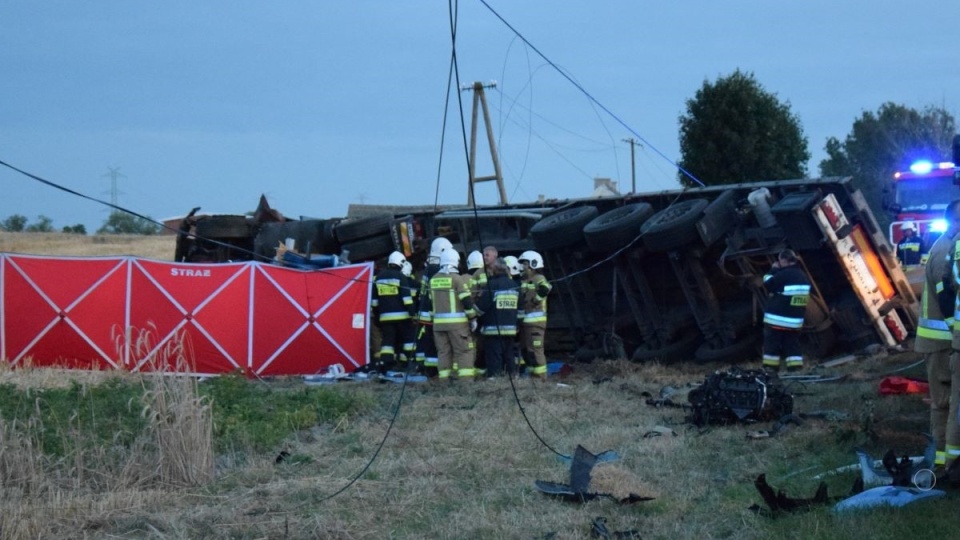 W wyniku czołowego zderzenia tira z fordem, na miejscu zginął 45-letni kierowca forda/fot. KPP w Mogilnie