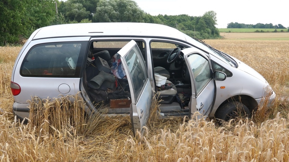 Mężczyzna załadował skradzione rzeczy do swojego samochodu, jednak w drodze powrotnej z uwagi na nierówny teren ugrzązł na drodze gruntowej i porzucił pojazd/fot. KPP w Rypinie