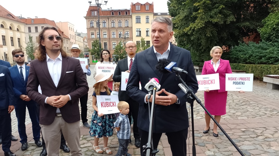 W Toruniu Konfederacja zorganizowała konferencję prasową. Sławomir Mentzen odniósł się do zmiany „jedynki” na wyborczej liście/fot: Michał Zaręba