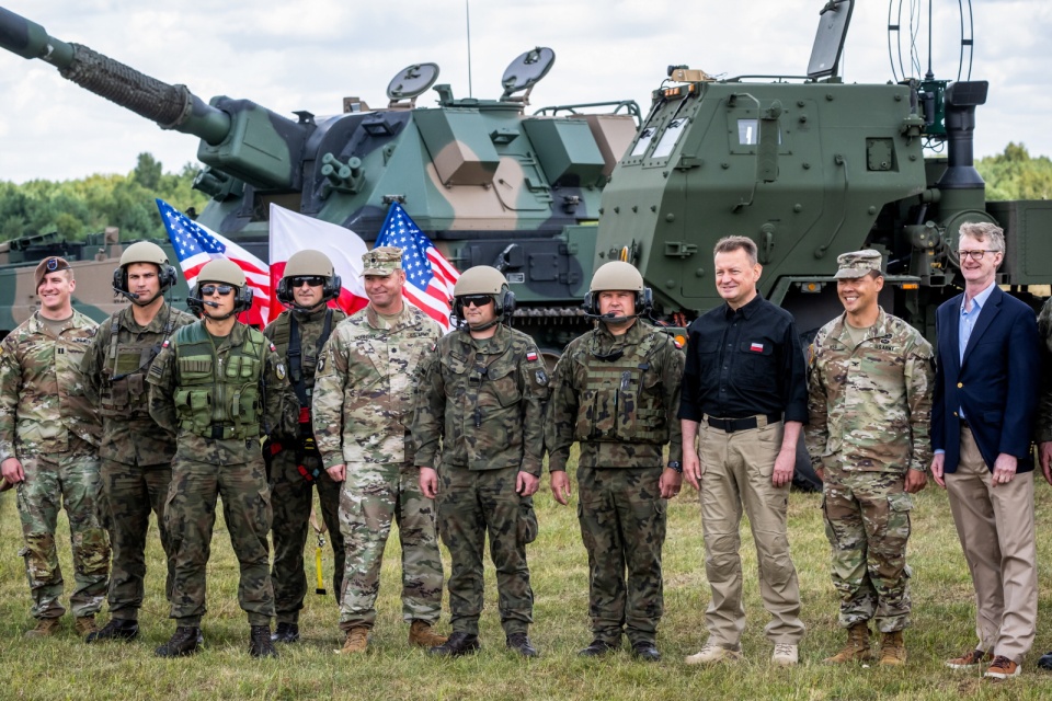 Minister obrony narodowej Mariusz Błaszczak (trzeci od prawej) oraz zastępca Szefa Misji Ambasady USA w Polsce Daniel Lawton (pierwszy z prawej) podczas uroczystego podpisania decyzji o utworzeniu Akademii HIMARS i 1. Brygady Rakiet w ośrodku poligonowym Centrum Szkolenia Artylerii i Uzbrojenia w Kijewie/fot. Tytus Żmijewski, PAP