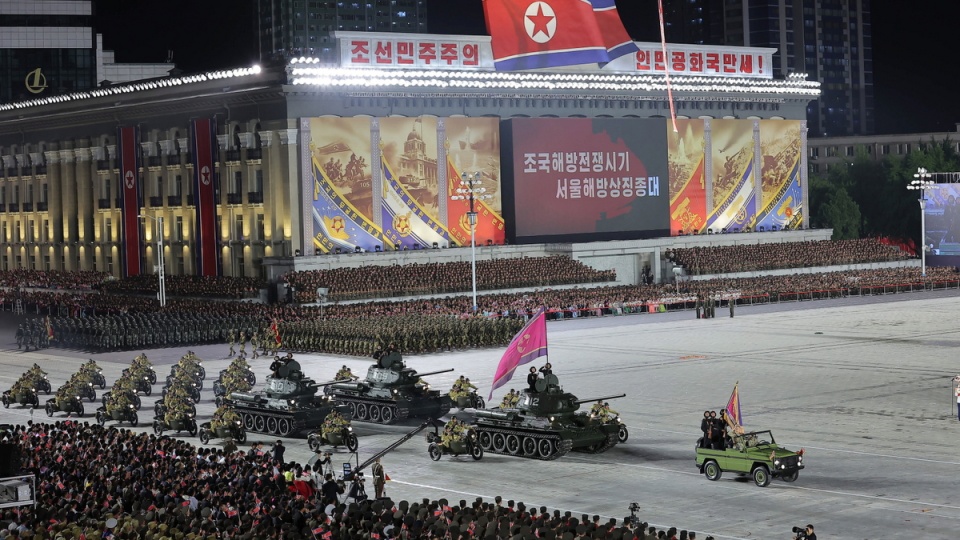 Defilada wojskowa w Korei Północnej z okazji 70. rocznicy rozejmu w Panmundżomie/fot. PAP/EPA/KCNA