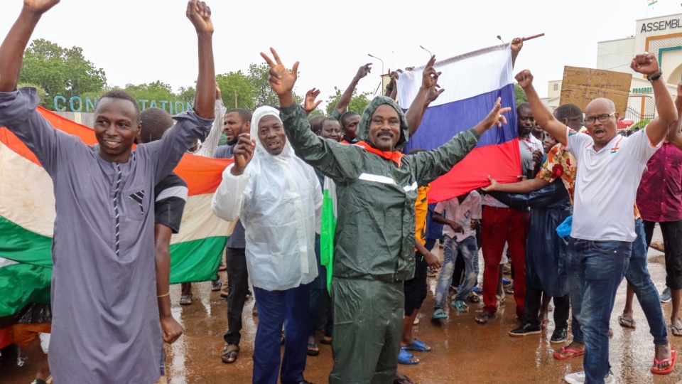 Generał Abdourahamane Tiani ogłosił się nowym przywódcą Nigru. Jego siły od środy przetrzymują Bazouma w jego oficjalnej rezydencji w stolicy Niamey. Na zdjęciu: zwolennicy zamachu stanu świętujący w Niamey w Nigrze/fot.