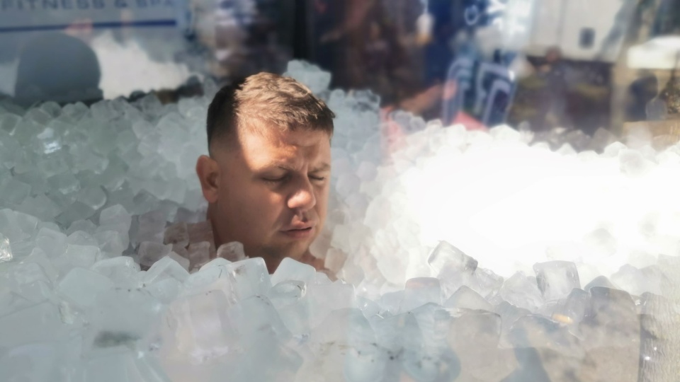 Krzysztof Gajewski był zanurzony po szyję w lodzie 3 godz. i 11 minut/fot. nadesłane
