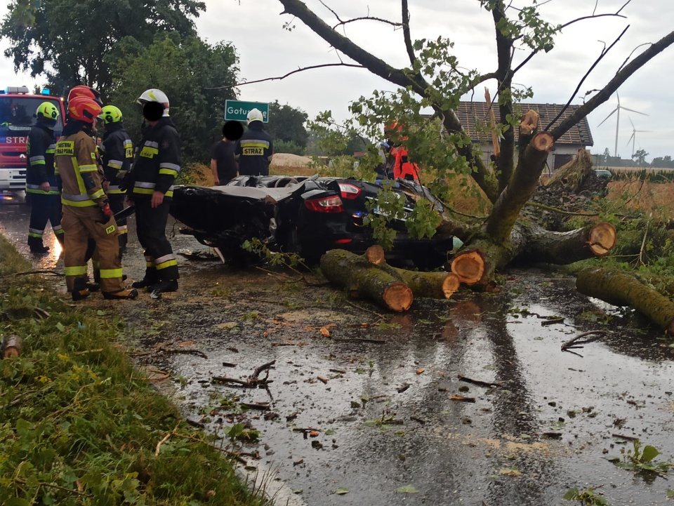 Na drodze powiatowej nr 1277 w Gołuszycach na auto spadło drzewo. Jedno osoba zginęła/fot. OSP KSRG Wałdowo, Facebook