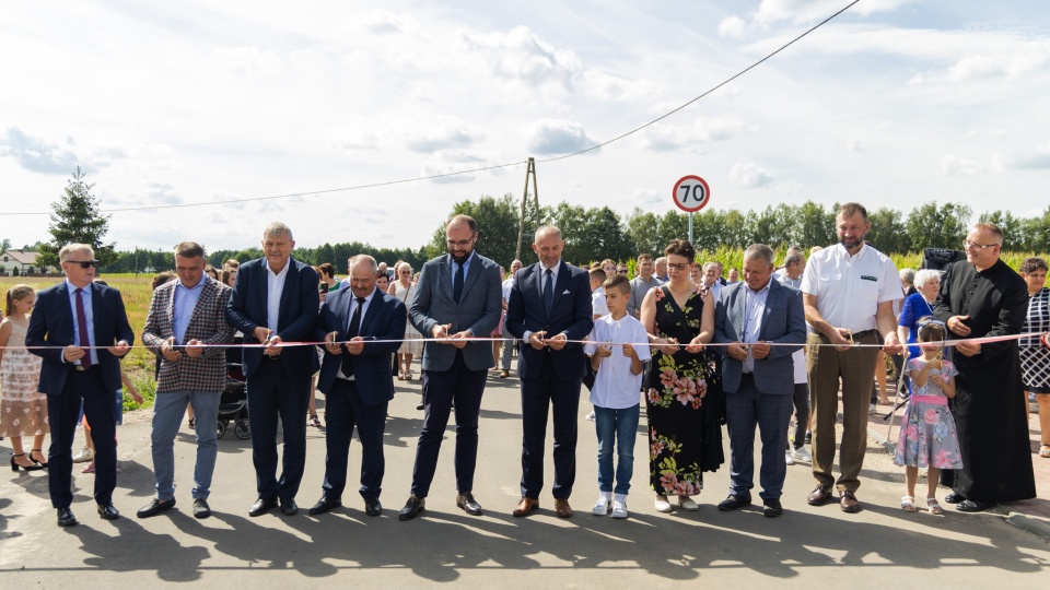 W uroczystym otwarciu drogi w miejscowości Rak (gmina Skrwilno) uczestniczyli prezes Rządowego Centrum Legislacji Krzysztof Szczucki oraz wicewojewoda Józef Ramlau/fot. Kujawsko-Pomorski Urząd Wojewódzki