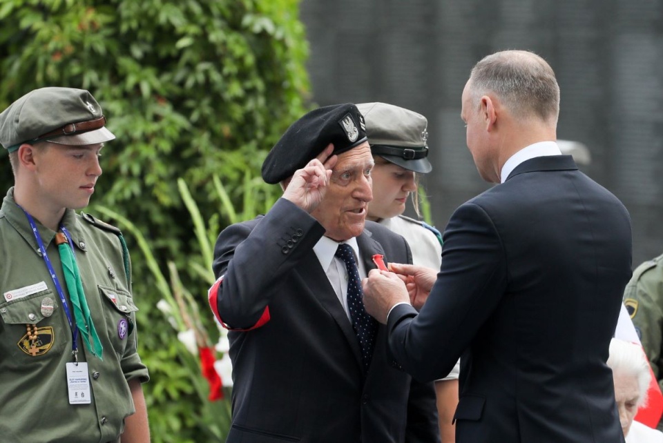 Uczestnik Powstania Warszawskiego Andrzej Witkowski odbiera z rąk prezydenta RP Andrzeja Dudy odznaczenie państwowe/fot. Paweł Supernak, PAP