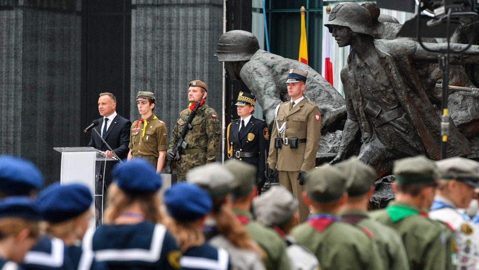 Prezydent RP Andrzej Duda przemawia podczas Apelu Pamięci przed pomnikiem Powstania Warszawskiego na pl. Krasińskich w Warszawie, w przeddzień 79. rocznicy wybuchu powstania warszawskiego/fot. Radek Pietruszja, PAP