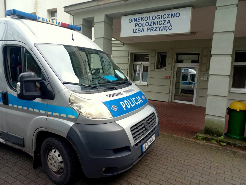 Dzięki policjantom „drogówki” kobieta bezpiecznie i szybko trafiła do szpitala, gdzie szczęśliwie urodziła maleństwo/fot. KMP w Bydgoszczy