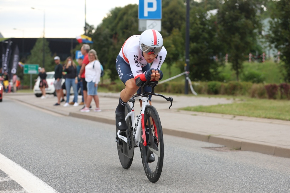 Michał Kwiatkowski chciał odrobić straty, ale przed ostatnim etapem są one duże/fot.: PAP/Zbigniew Meissner