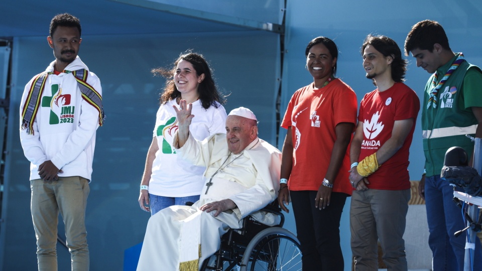 Papież z młodymi ludźmi na ŚDM w Lizbonie/fot. PAP/EPA/MIGUEL A. LOPES / POOL