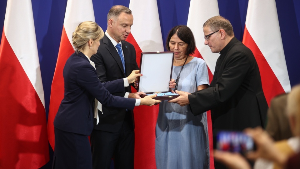 Order z rąk prezydenta Andrzeja Dudu odebrali w Centrum Ekologii Integralnej Ruchu Światło-Życie w Krościenku nad Dunajcem moderator generalny ruchu Światło-Życie ks. Marek Sędek i główna odpowiedzialna Instytutu Niepokalanej Matki Kościoła Urszula Pohl/fot. Łukasz Gągulski/PAP