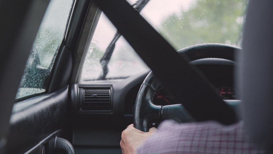 Za kierowanie pojazdem w stanie nietrzeźwości, nie mając przy tym uprawnień, mężczyzna odpowie przed sądem/fot. Pixabay