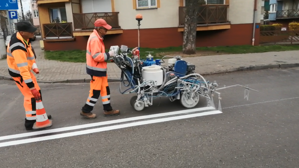 W związku z rozszerzeniem Strefy Płatnego Parkowania, bydgoscy drogowcy kontynuują prace przy malowaniu oznakowania poziomego w centrum miasta/fot. ZDMiKP Bydgoszcz