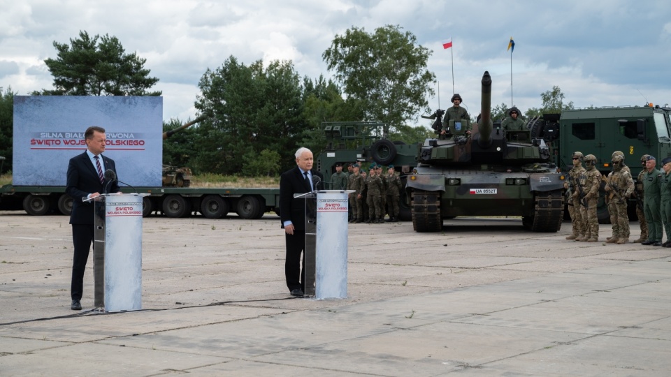 Minister obrony narodowej Mariusz Błaszczak oraz prezes PiS, wicepremier Jarosław Kaczyński podczas konferencji prasowej na terenie 1. Warszawskiej Brygady Pancernej w Warszawie-Wesołej/fot. PAP