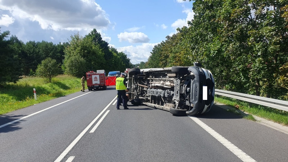 Policjanci sprawdzają przyczyny wypadku w Zdrojewie. W zderzeniu trzech aut zginęła jedna osoba/fot. KPP w Świeciu