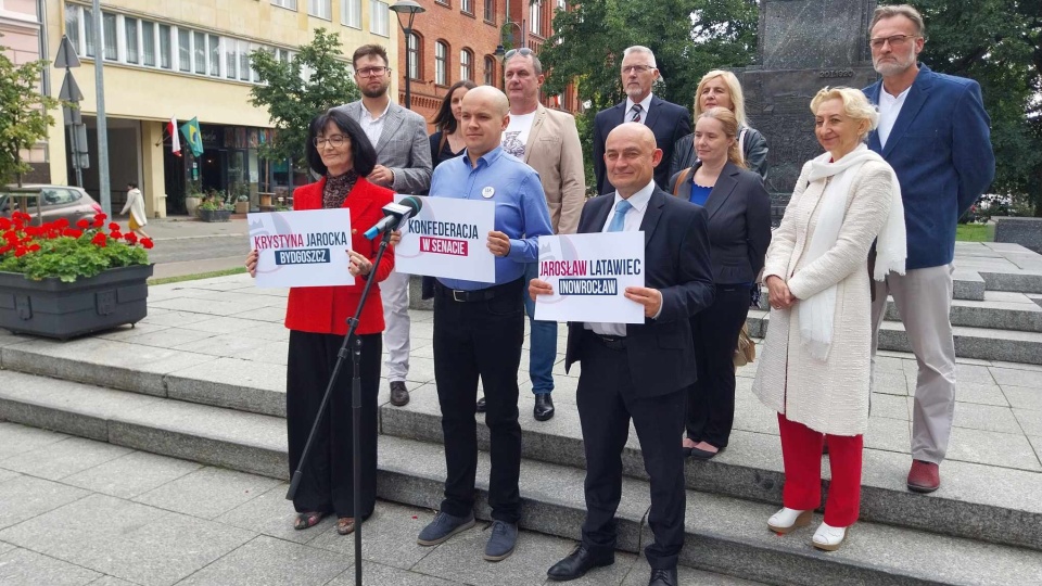 Działacze Konfederacji ogłosili też, że w najbliższych dniach na ulicach Bydgoszczy będą zbierać podpisy pod swoimi listami/fot. Jolanta Fischer