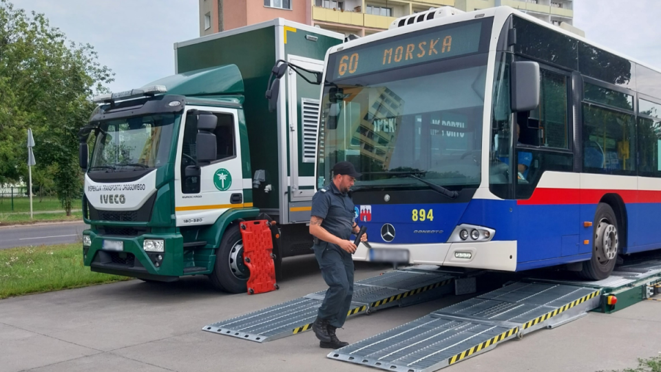 Inspektorzy Transportu Drogowego kontrolują autobusy w pobliżu pętli na bydgoskim Błoniu/fot. Elżbieta Rupniewska