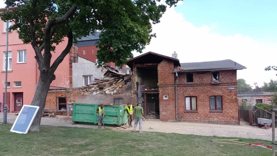 Burmistrz Chełmży i wicemarszałek województwa oferują pomoc rodzinom, które ucierpiały na skutek wybuchu gazu/fot: Michał Zaręba