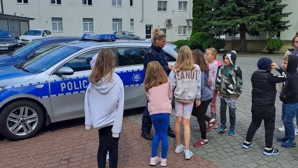 Dzielnicowi z bydgoskiego Błonia spotkali się z dziećmi przebywającymi na półkoloniach w Wyższej Szkole Gospodarki w Bydgoszczy/fot. materiały policji