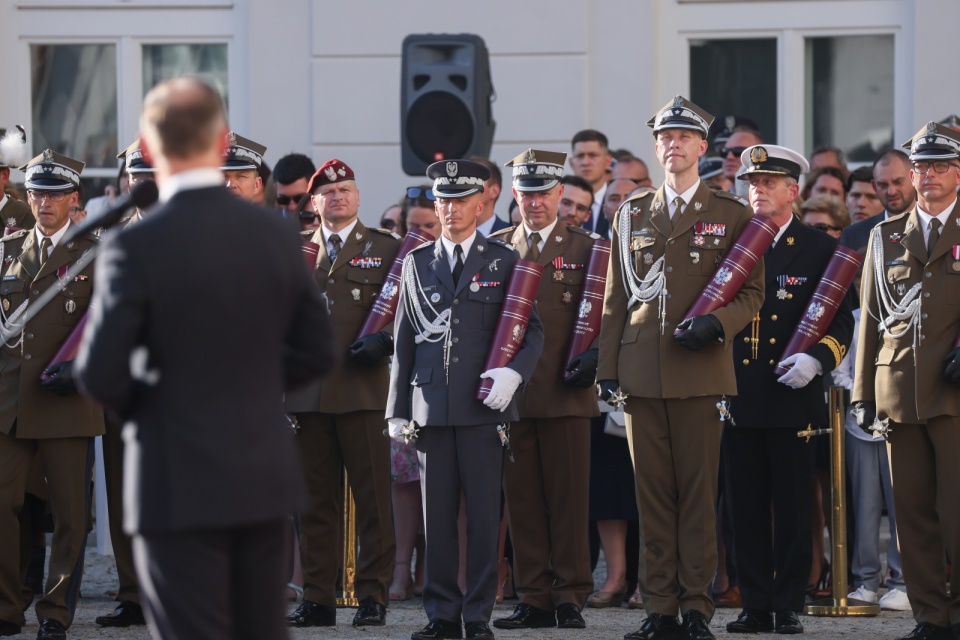 Uroczystość wręczenia nominacji generalskich i admiralskich oraz odznaczeń państwowych na dziedzińcu Pałacu Prezydenckiego w Warszawie/fot. Leszek Szymański/PAP