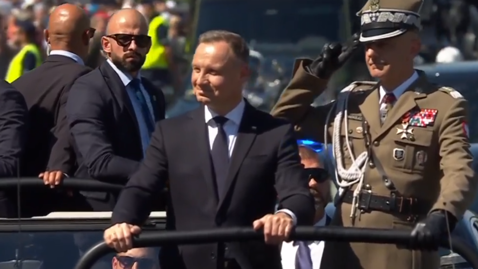 Defilada w Święto Wojska Polskiego. W stolicy prezentuje się ponad dwa tysiące żołnierzy /fot. zrzut ekranu/prezydent.pl