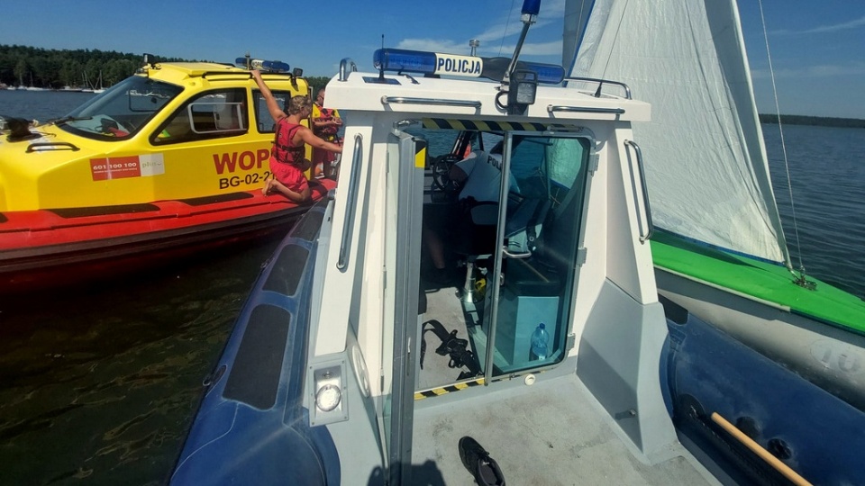 Bydgoscy „wodniacy”, wspólnie z ratownikami WOPR pomogli parze turystów, którzy dryfowali na przewróconej łodzi/fot. KWP Bydgoszcz
