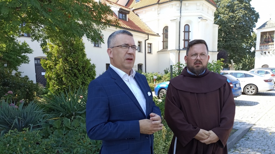 Wojewódzki radny Przemysław Przybylski i o. dr Jozue Marcin Misiak/fot. Monika Kaczyńska