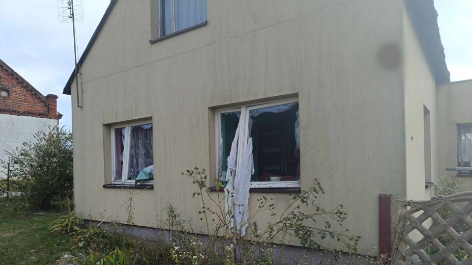 Uszkodzone zostały okna budynku/fot. OSP Choceń, Facebook