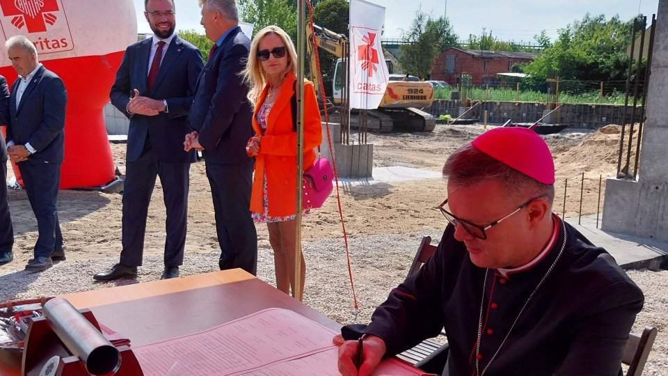 W Grudziądzu wmurowano akt erekcyjny pod budowę magazynu dla banku żywności Caritas Diecezji Toruńskiej/fot. Elżbieta Rupniewska