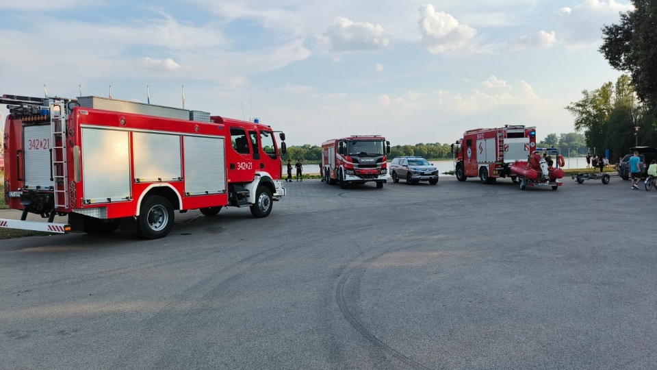 Służby szukały za dnia mężczyzny, który kąpał się w Wiśle i nie wypłynął. Po zmroku akcja została przerwana/fot. KM PSP Toruń/Kacper Kruczyński